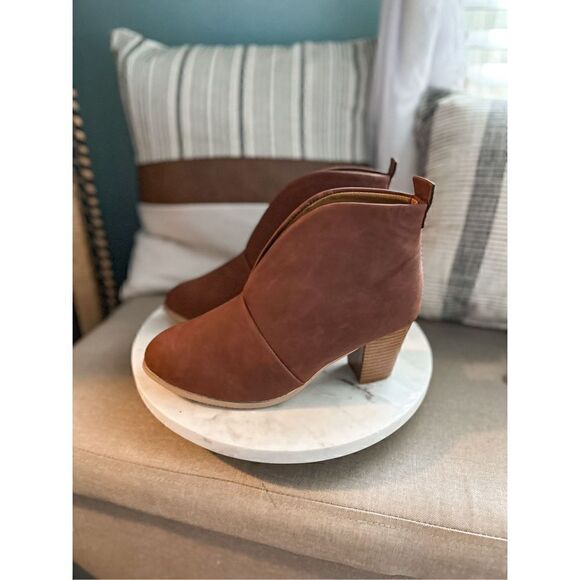 NWT brown booties - Picture 2 of 6